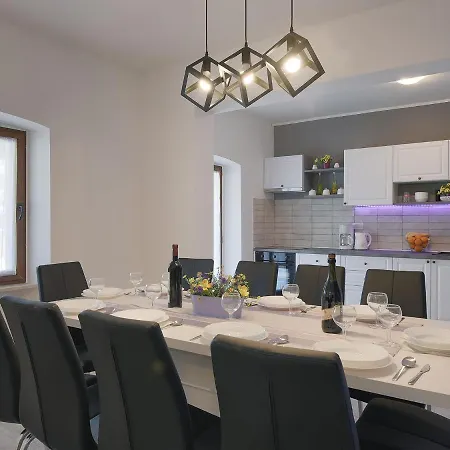 Spacious With Pool * קרניצה