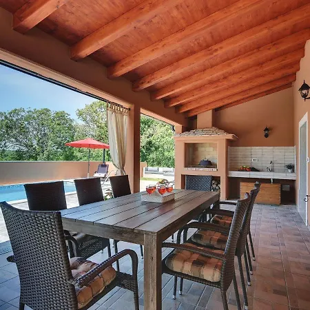 Spacious With Pool בית נופש