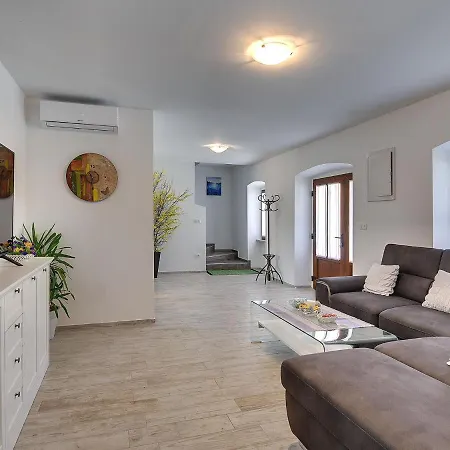 Spacious With Pool