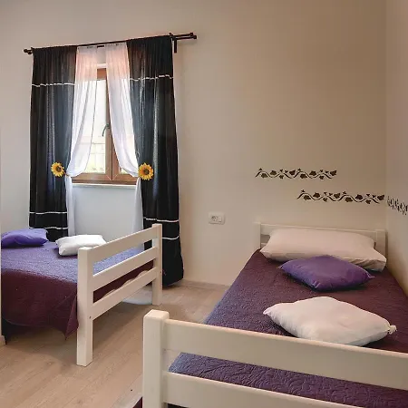 Spacious With Pool Krnica