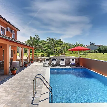 Spacious With Pool Krnica