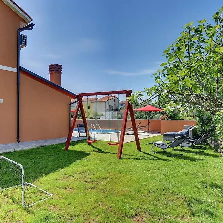 Spacious With Pool * Krnica