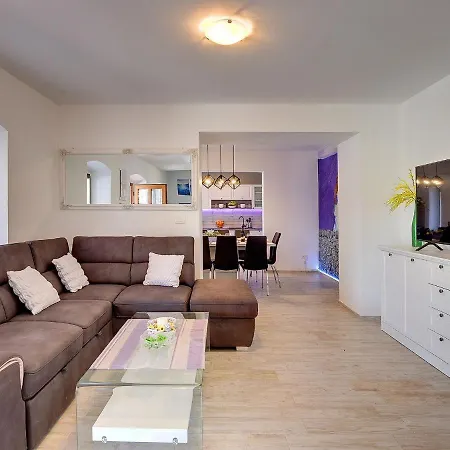 Spacious With Pool * Krnica